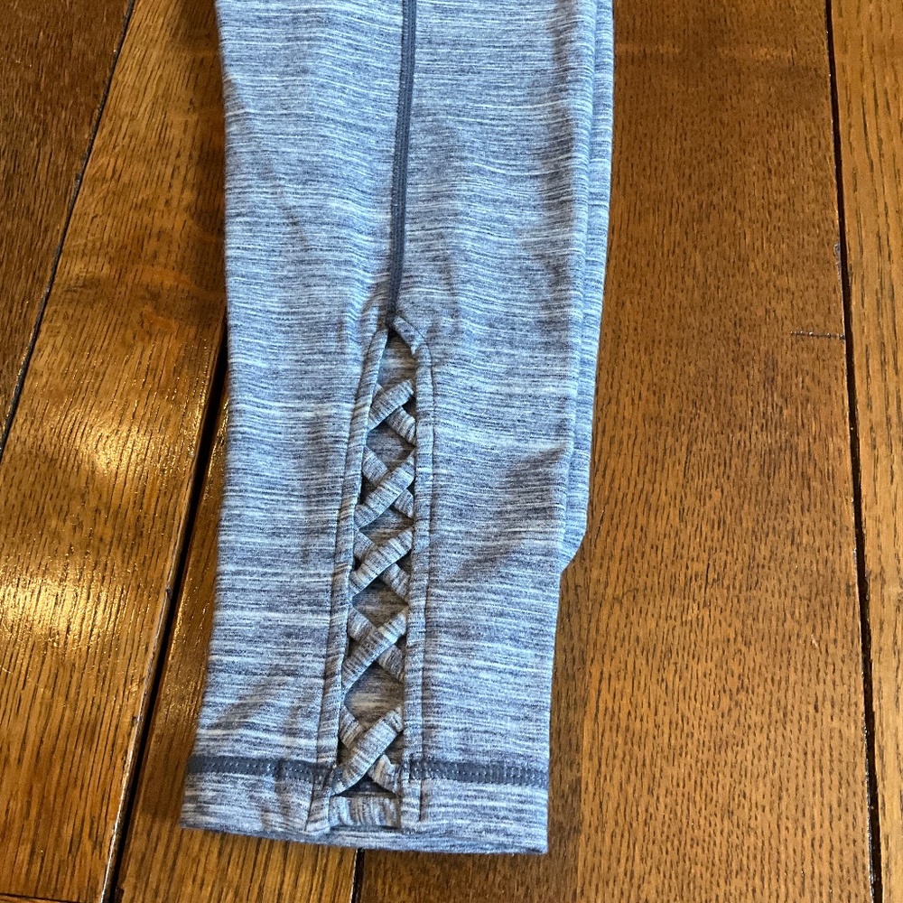 YOGAlicious workout capris Size small